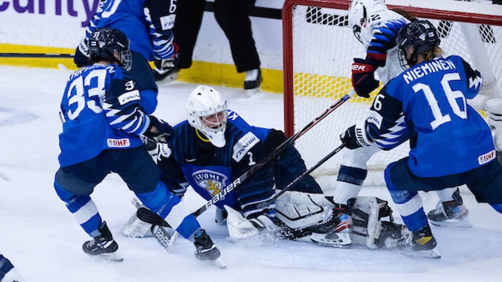 Anni Keisala Suomen maalilla joutui koville Yhdysvaltojen vyörytyksessä. Kuva: Tiina Puputti / Suomen Jääkiekkoliitto.
