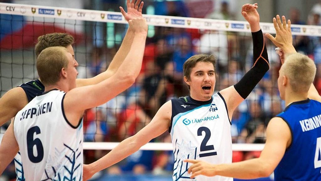 Passari Eemi Tervaportti (kasvot kameraan päin), libero Lauri Kervinen ja yleispelaaja Niklas Seppänen saavat kunnon kannustuksen Tampereella pelattaviin EM-lohkopeleihin.