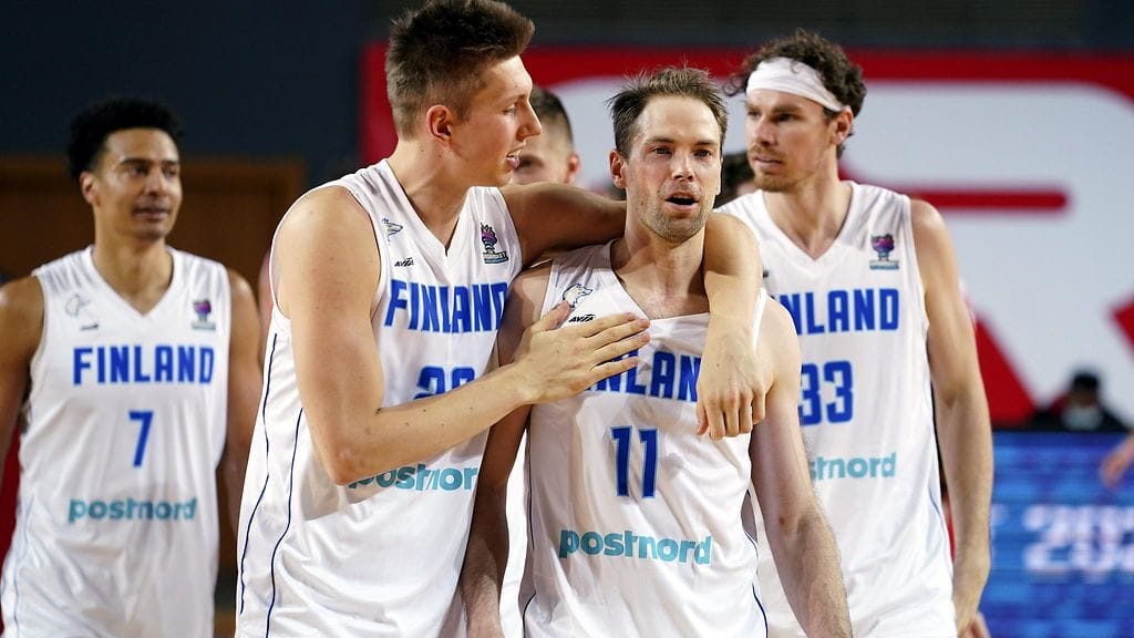 Suomen Shawn Huff (vas.), Alexander Madsen, Petteri Koponen ja, Erik Murphy juhlivat koripallon EM-karsintaottelun Suomi vs Sveitsi jälkeen Tbilisissä, Georgiassa 19. helmikuuta 2021.