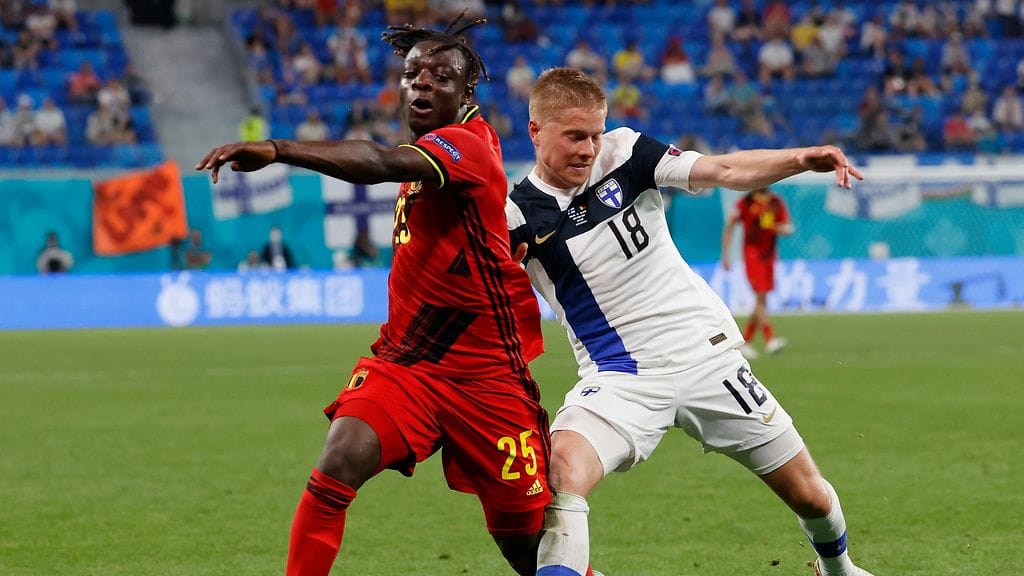 Huuhkajien Jere Uronen pelasi erinomaiset EM-kisat. Tässä hän piti Jeremy Dokun irti pallosta.