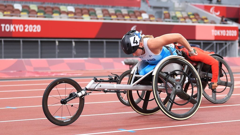 Amanda Kotaja kelasi paralympiahopeaa sadalla metrillä.