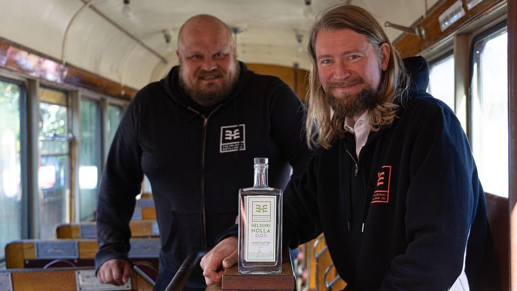 The Helsinki Distilling Companyn tislaajamestari Mikko Mykkänen ja Master Blender Kai Kilpinen Helsinki Nolla -juoman kanssa.
