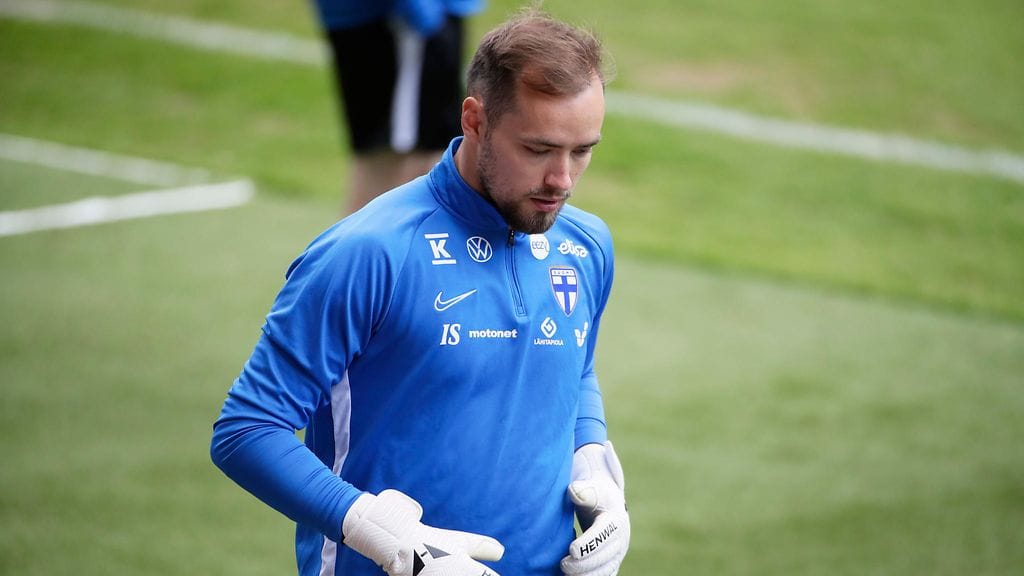 Saku Eriksson torjui rankkarin ja piti Walesin nollilla maajoukkkuedebyytissään.