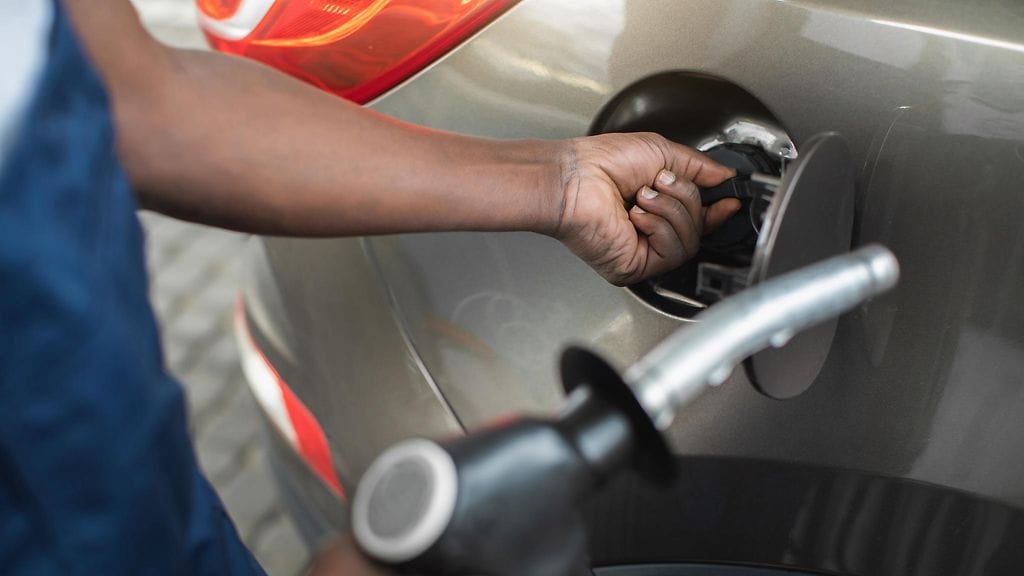 Bensan sekaan lisätty tetraetyylilyijy auttoi suojelemaan moottoria, mutta oli erittäin haitallista erityisesti lasten keskushermostolle. Kuvituskuva.