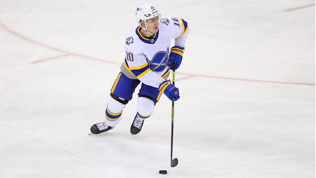 Henri Jokiharju jatkaa Buffalo Sabres -paidassa.