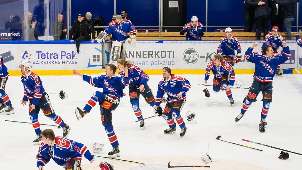 Ketterä juhli Mestiksen mestaruutta keväällä 2021.