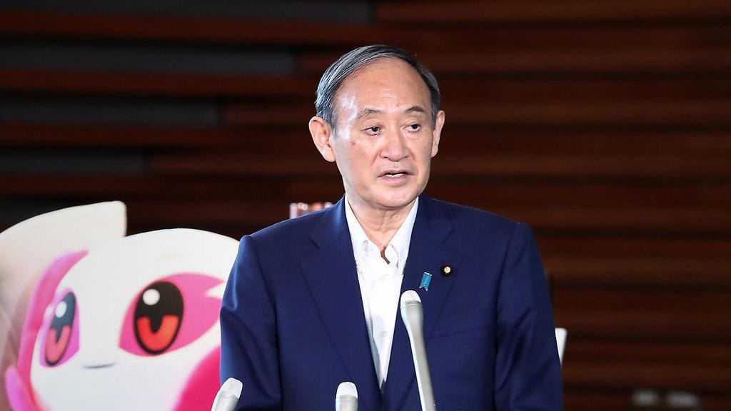 Japanin pääministeri Yoshihide Suga puhui tänään median edessä Tokiossa ja kertoi jättävänsä tehtävänsä. Kuva: AOP.