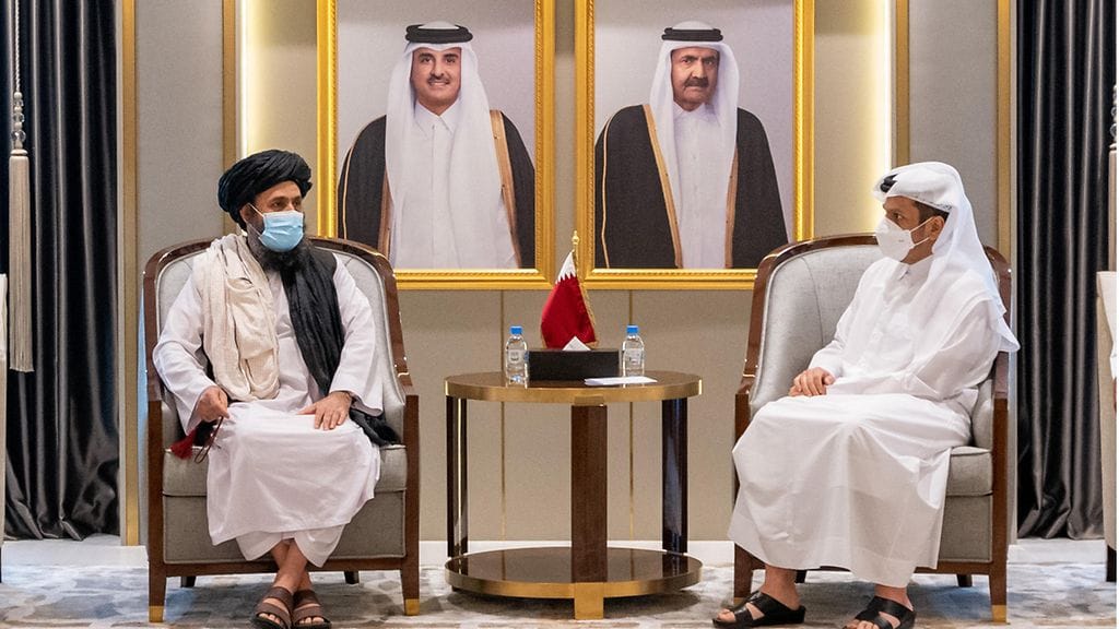 Qatarin ulkoministeri Sheikh Mohammed Bin Abdulrahman Al-Thani (vas.) tapaamisessa Mullah Abdul Ghani Baradarin kanssa Dohassa Qatarissa elokuun 17. päivä.