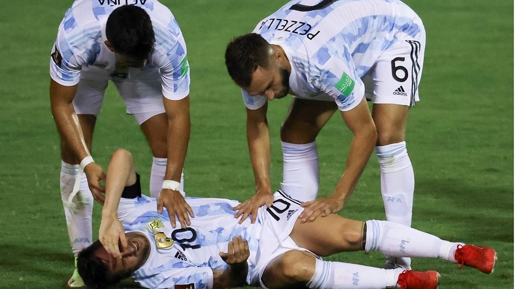 Lionel Messi joutui kauhistuttavan taklauksen kohteeksi.