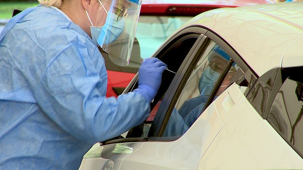 Koronajäljitys toimii drive in -näytteenoton lähellä.