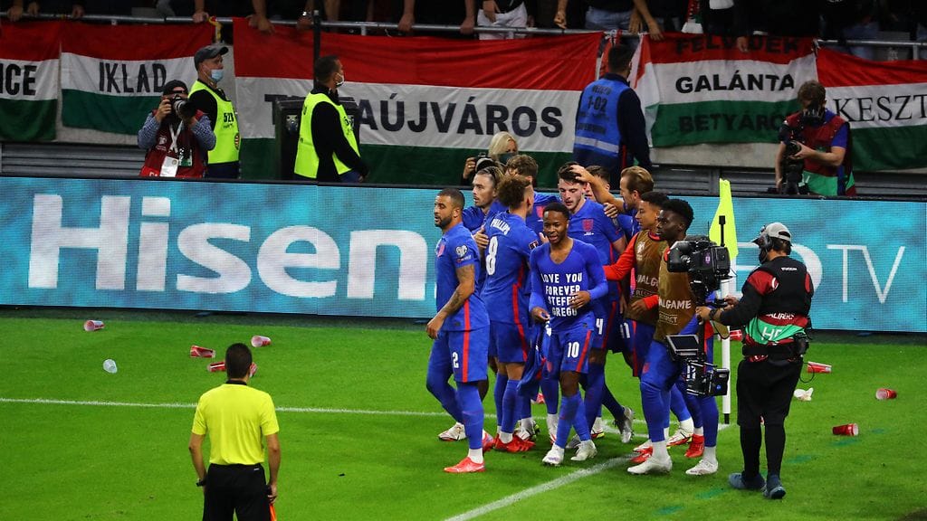 Englannin pelaajat joutuivat rasististen huuteluiden kohteeksi MM-karsintaottelussa Unkaria vastaan.