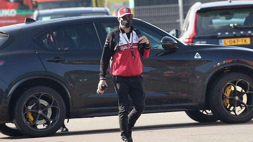 Kimi Räikkönen oli Zandvoortin F1-varikolla perjantaina. Lauantaiaamuna tuli tieto hänen koronavirustartunnastaan.