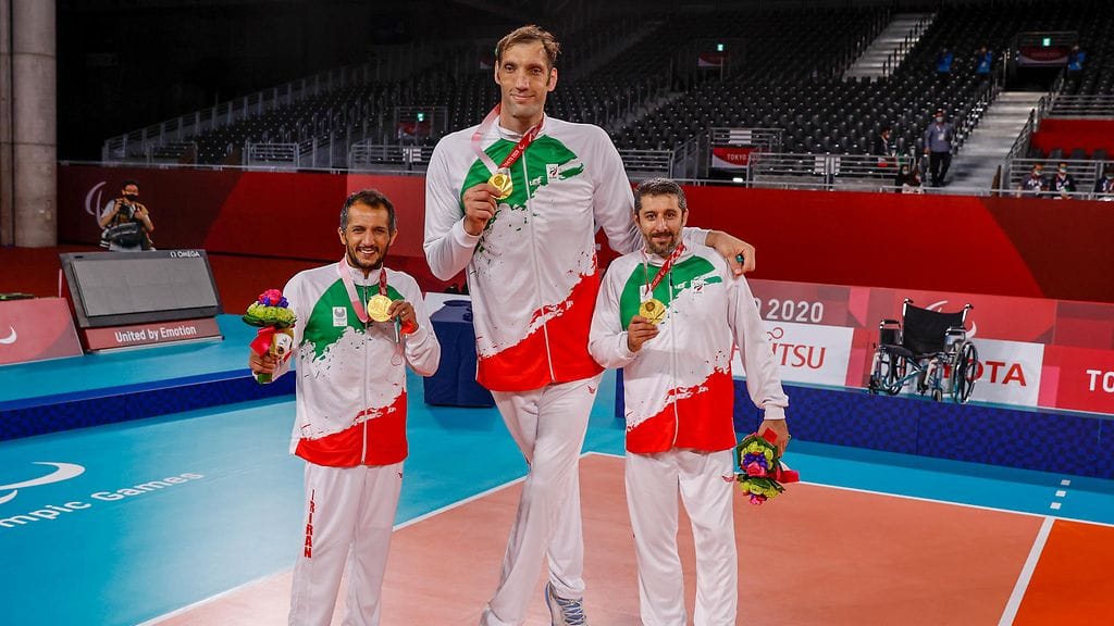 Maailman toiseksi pisin mies Morteza Mehrzad voitti istumalentopallon paralympiakultaa.