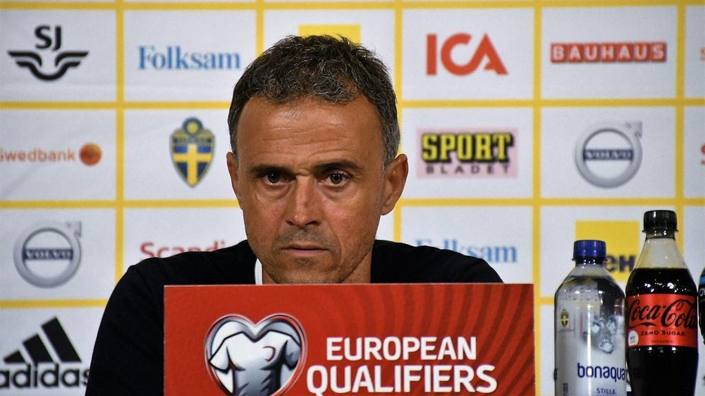 Espanjan päävalmentaja Luis Enrique näytti keskisormea katsomoon MM-karsintaottelussa Ruotsia vastaan.