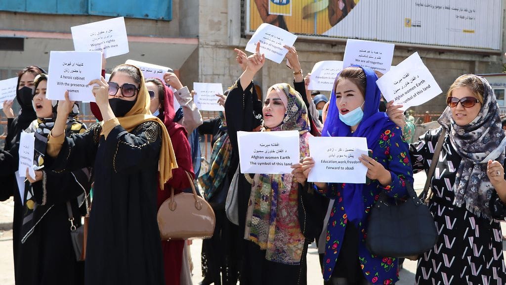 Oikeuksiensa puolesta marssineet naiset vaativat esimerkiksi oikeutta tehdä työtä ja käydä koulussa.