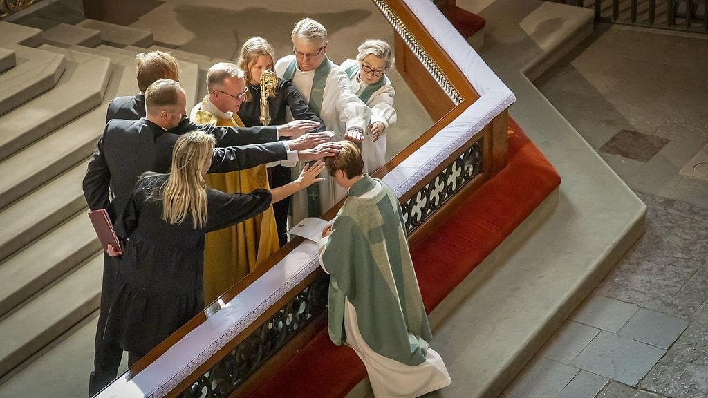 Aulikki Mäkinen asetettiin Turun tuomiorovastin virkaan Turun tuomiokirkossa 5. syyskuuta.