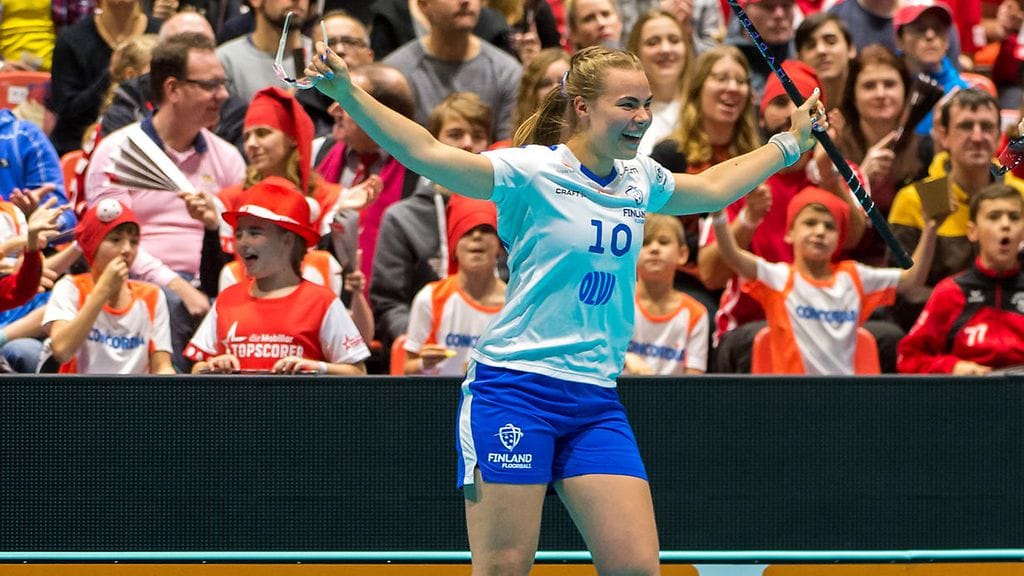 Suvi Hämäläinen viimeisteli MM-finaalin voittomaalin jatkoajalla. Kuva naisten MM-kisoista Sveitsistä.