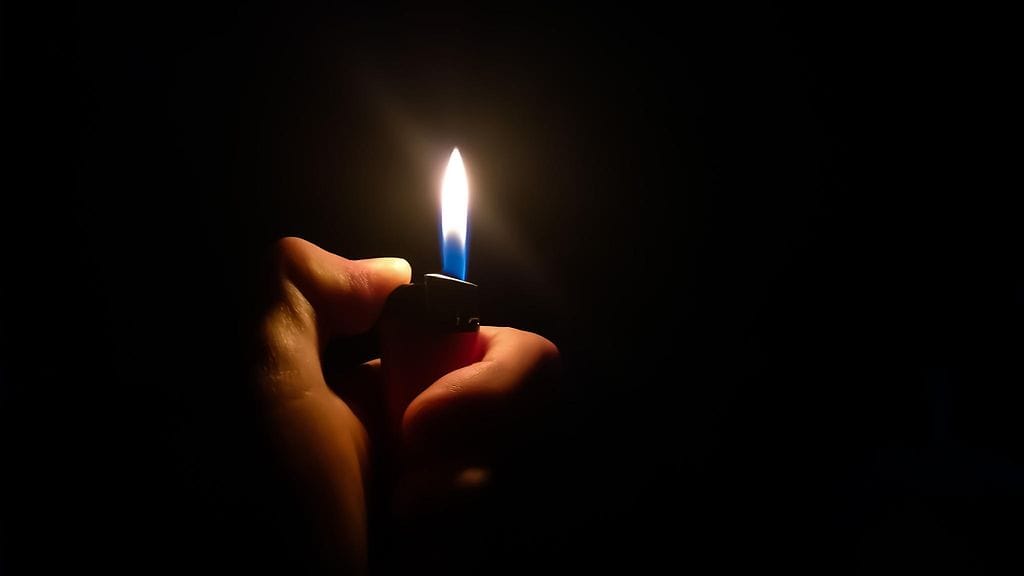 Sähkökatkon yllättäessä sytkärillä ja parilla kynttilällä ei pitkälle pötkitä. Löytyykö kotoasi otsalamppu? Kuvituskuva.