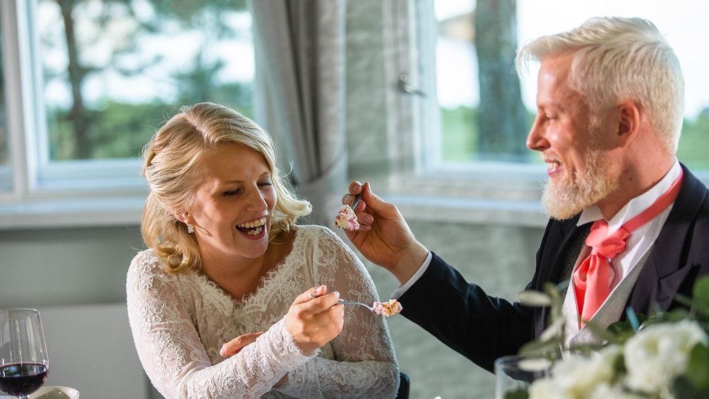 Ensitreffit alttarilla -sulhanen Lari paljastaa TikTokissa, mitä pariskunnan hääyönä tapahtui.