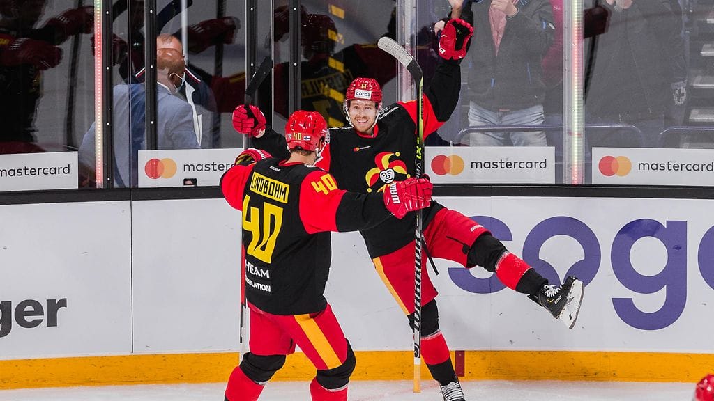 Kalle Kossila (oik.) iski tehot 2+2. Petteri Lindbohm onnittelee.