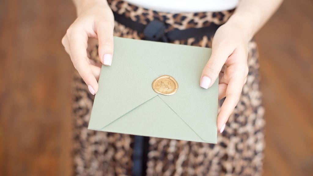 Emily sai porttikiellon ystävänsä häihin ammattinsa takia. Kuvituskuva.