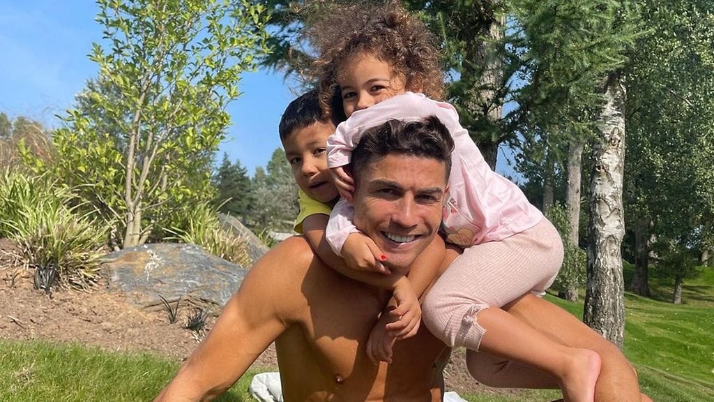 Cristiano Ronaldo nautiskeli perheensä kanssa Englannin lämmöstä.