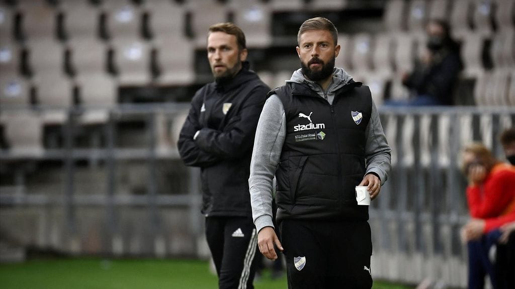 Joaquin Gomez (edessä) korvaa Jani Honkavaaran SJK:n valmentajana ensi kaudella.