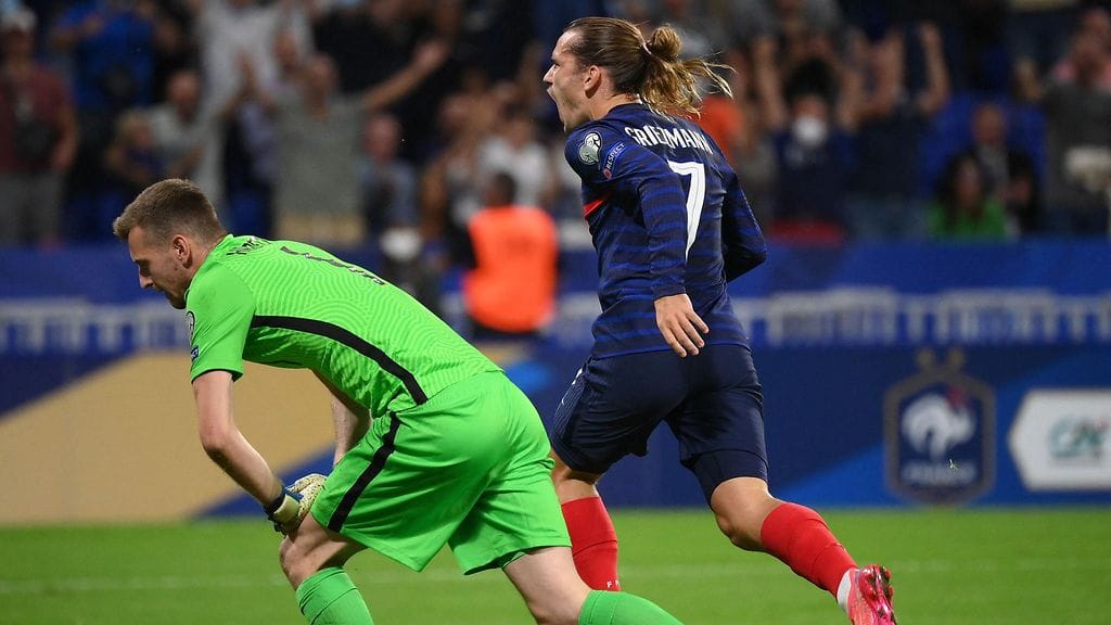 Antoine Griezman ohitti Lukas Hradeckyn kahdesti.