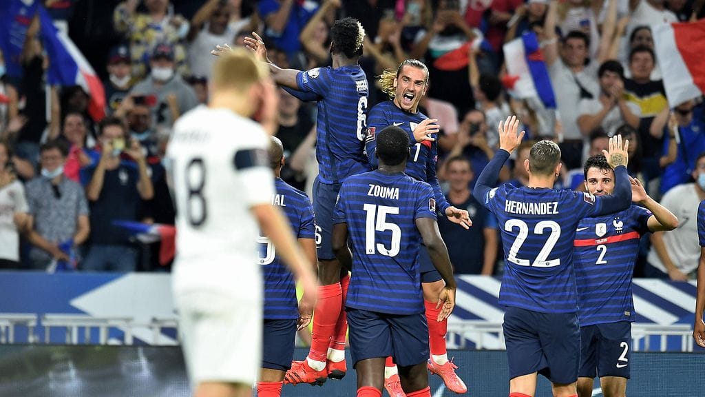 Antoine Griezmann juhli maaliaan Paul Pogban (toinen vas.) kanssa.