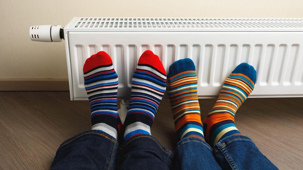 jalat patteria vasten