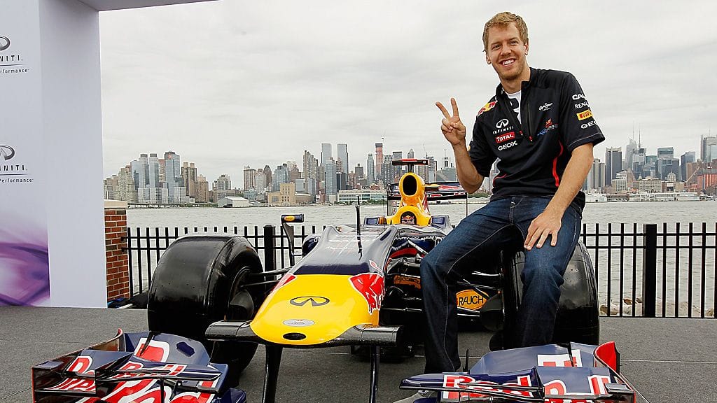 Sebastian Vettel, Red Bull ja New Yorkin silhuetti.