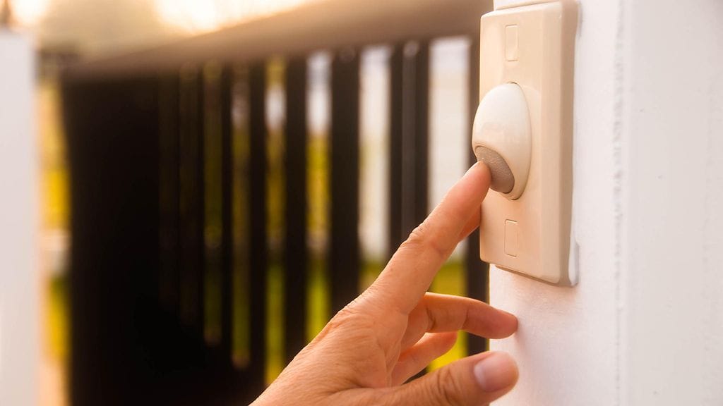 Mies kuljetti potilaan vahingossa väärälle ovelle. Kuvituskuva.