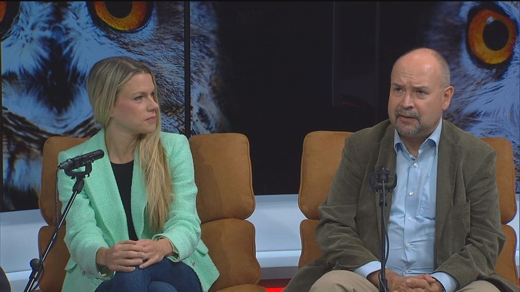 Hufvudstadsbladetin päätoimittaja Erja Yläjärvi (vas.) ja poliitikan toimittaja Jari Korkki (oik.) analysoivat Pöllöraadissa hallitusviisikon budjettineuvotteluja.