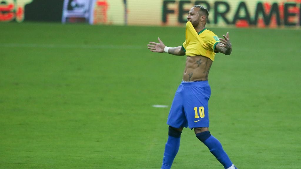 Neymar juhli maalia Brasilian Perua vastaan voittamassa MM-karsintaottelussa vatsaansa esitellen.