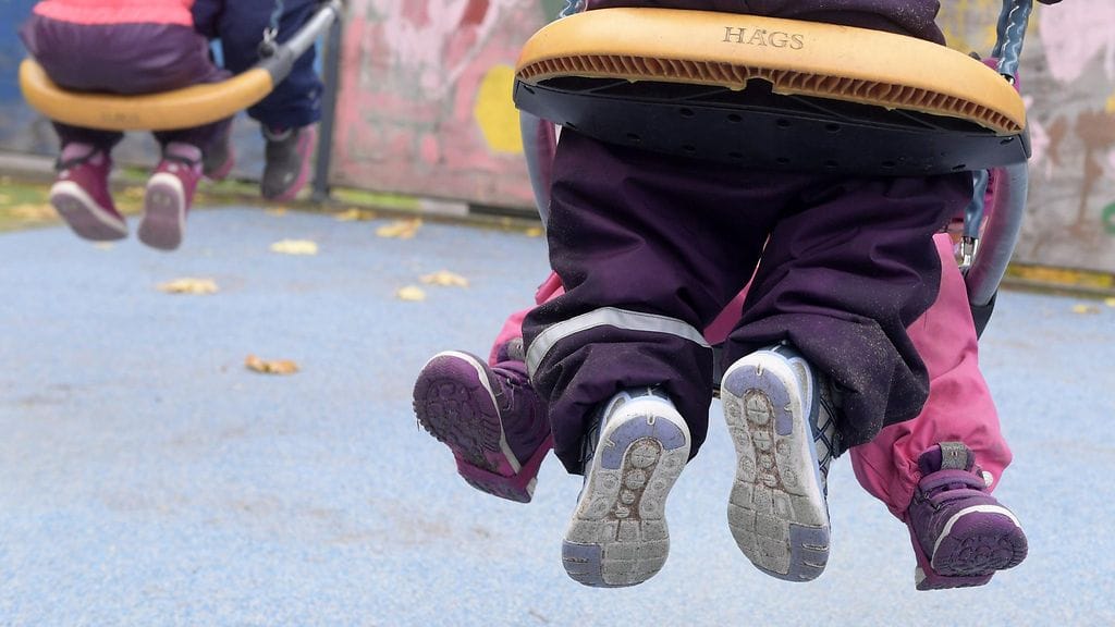 Kuvituskuvassa lapset ulkoilemassa päiväkodissa Espoossa.