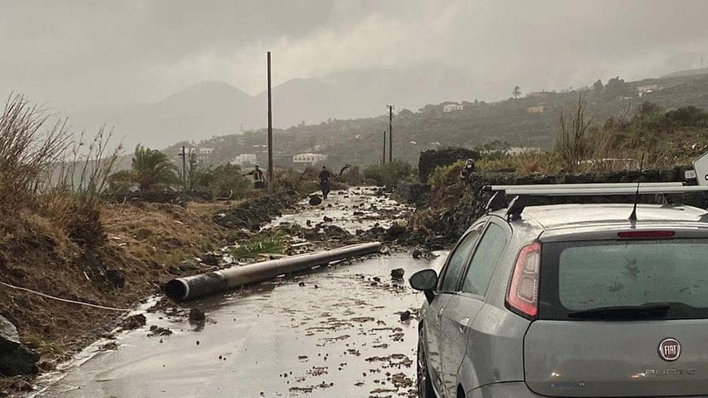 Sisilian lounaispuolella sijaitsevalle Pantelerrian saarelle iskenyt tornado aiheutti tuhoja. Kuva: All Over Press.