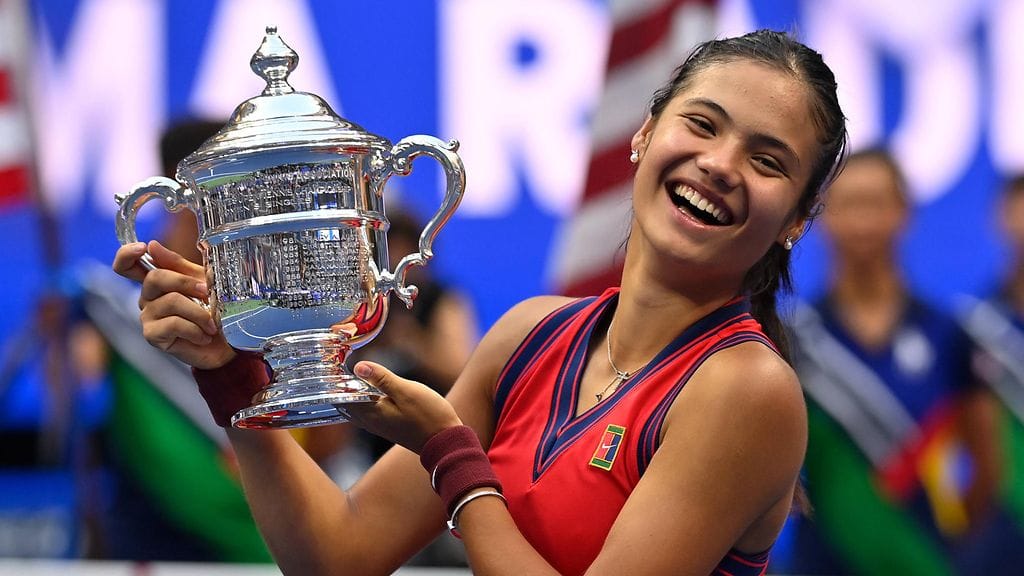Emma Raducanu vei finaalin voiton kahdessa erässä.