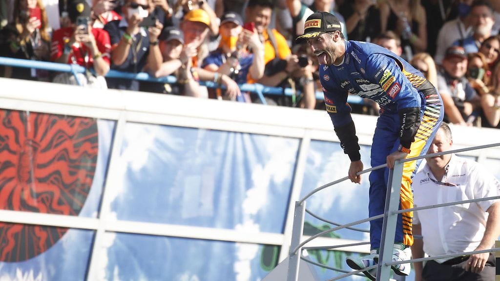 Daniel Ricciardo otti ilon irti ensimmäisestä voitostaan McLarenilla.