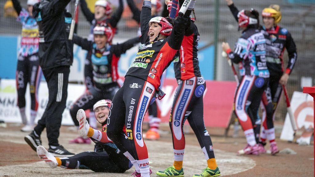 Pesäkarhujen Kaisa-Maija Rosvall tuulettaa porilaisten tekemää juoksua ottelun ensimmäisellä jaksolla.