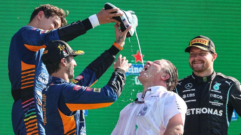 McLarenin tallipäällikkö Zak Brown pääsi tai joutui maistamaan kenkäsamppanjaa Daniel Ricciardon ja Lando Norrisin jälkeen.