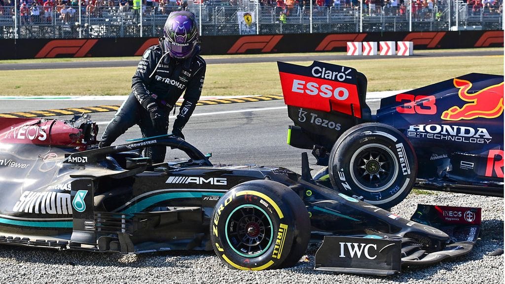 Lewis Hamiltonin niska oli koetuksella Max Verstappen -kolarissa.