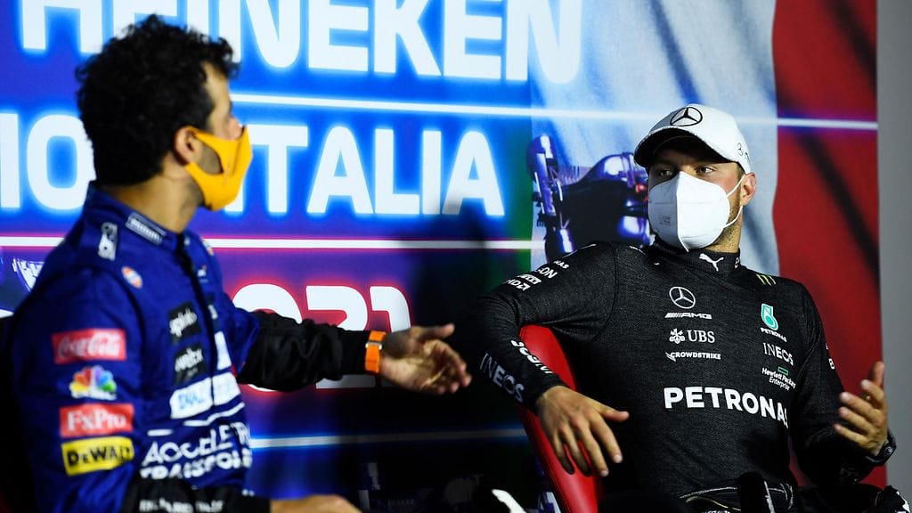 Daniel Ricciardo pettyi, kun Valtteri Bottas ei juonut shoeyta.