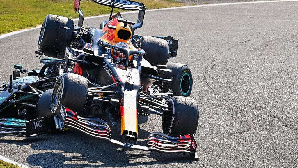 Max Verstappenin Red Bull ponnahti kolarissa Lewis Hamiltonin Mercedeksen päälle.