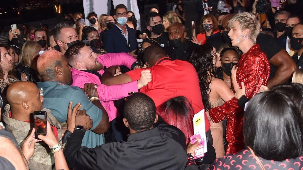 Conor McGregor oli ajautua tappeluun Machine Gun Kellyn kanssa.