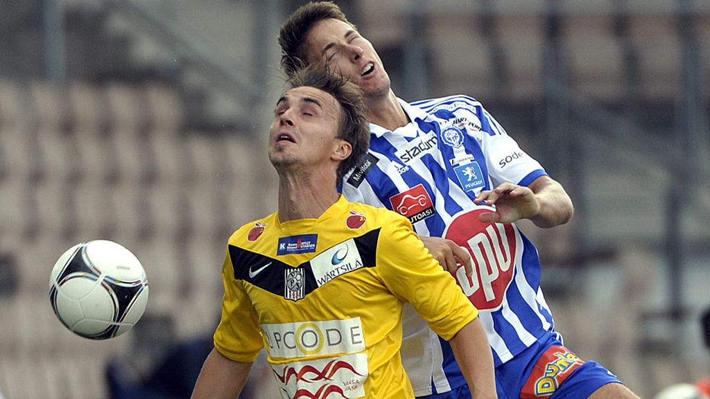 Jarno Parikka (vas.) ja Joel Perovuo kamppailevat pallosta.