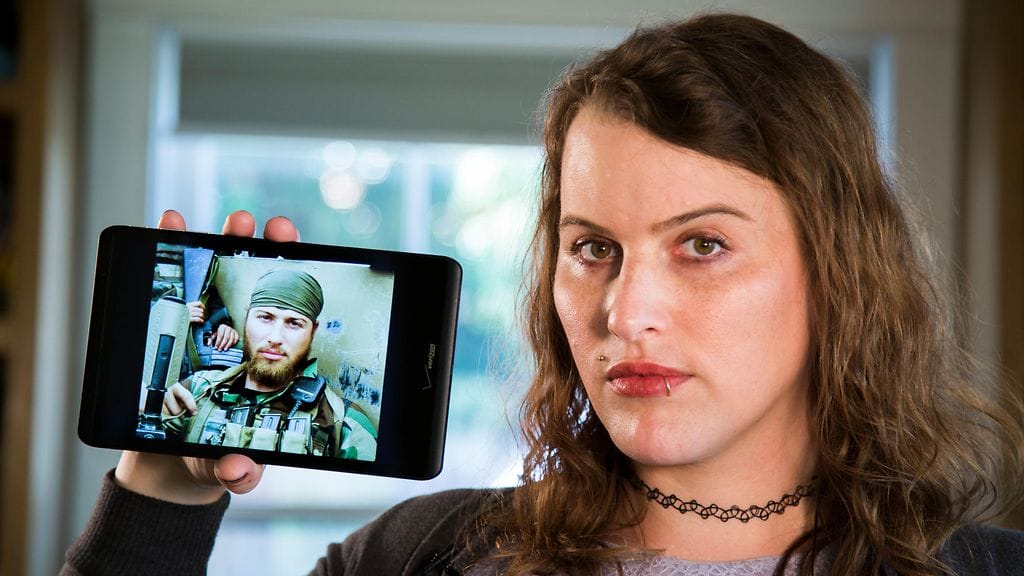 Alana McLaughlin kuvattuna vuonna 2016. Hän näytti puhelimesta kuvaa ajoistaan, jolloin hän toimi Yhdysvaltain armeijan erikoisjoukkojen sotilaana.