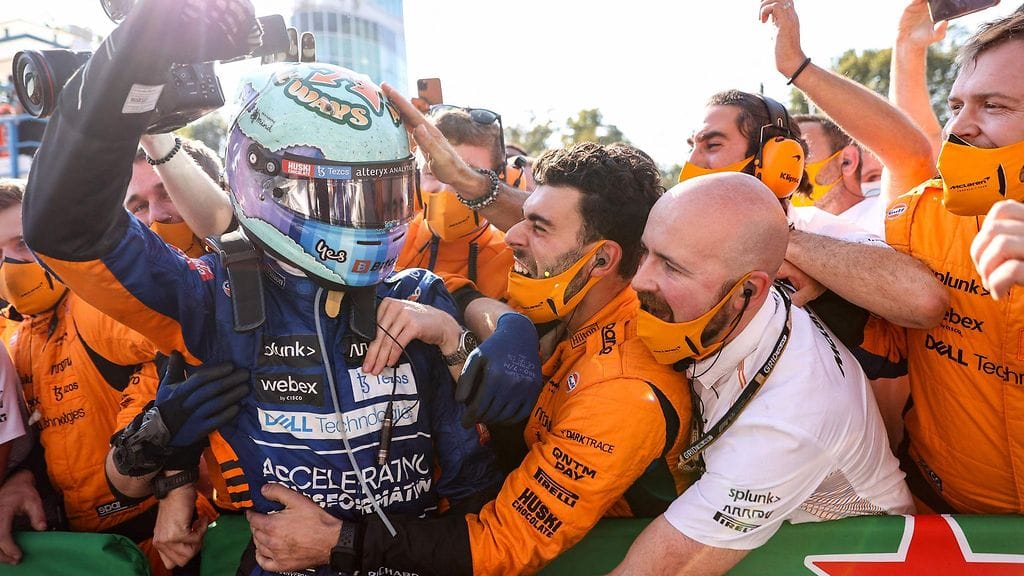 Daniel Ricciardo juhli Italian GP:n voittoa McLarenin väen kanssa.