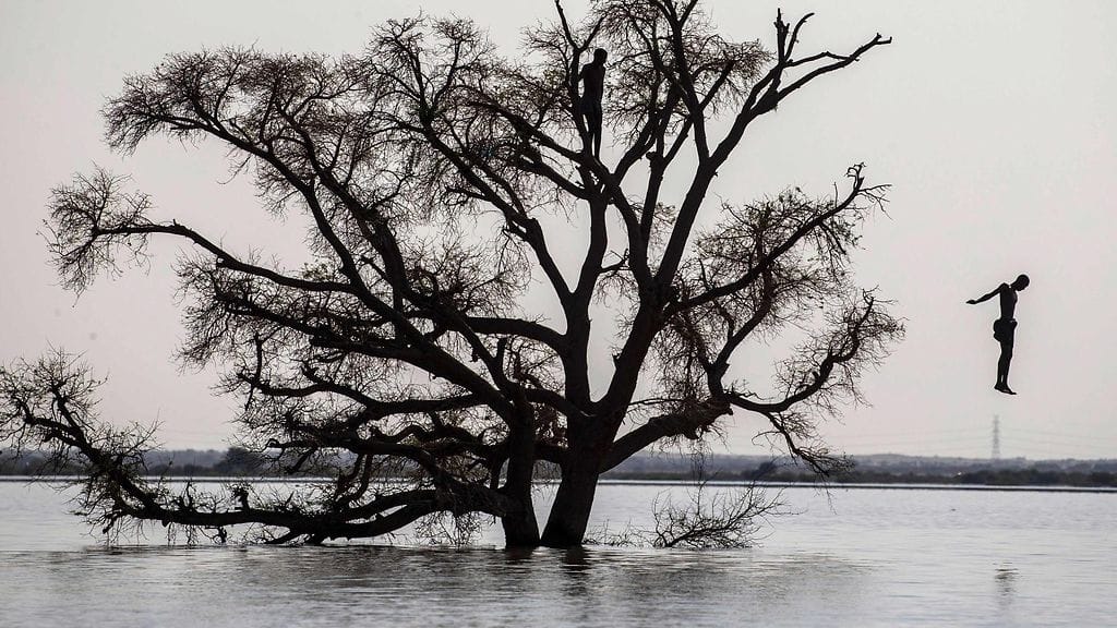 Sudanin tulvat ovat aiheuttaneet paljon tuhoja, mutta jotkut ovat pystyneet ottamaan niistä myös ilon irti.