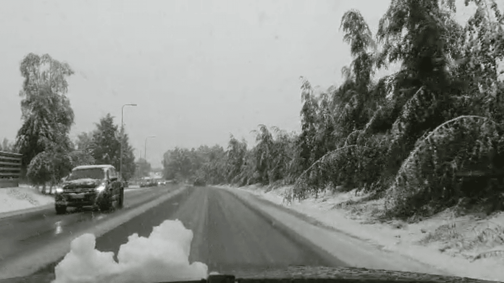 Huonoa ajokeliä on aamun mittaan suuressa osassa maata. Lumisade heikentää liikenteen sujuvuutta erityisesti maan keskiosissa. Kuvituskuva huonosta ajokelistä.