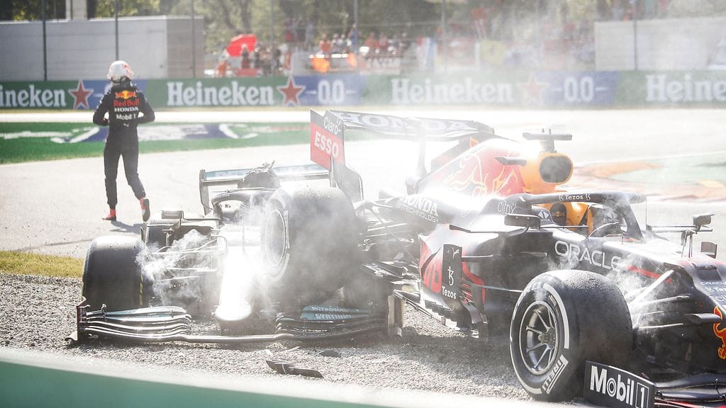 Max Verstappen jätti kolaripaikan heti tapahtuneen jälkeen.